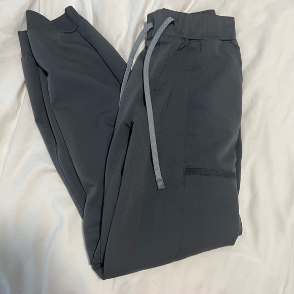 Fabletics Onyx scrub top and jogger - Picture 3 of 3